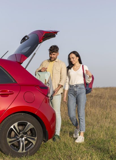 full-shot-couple-with-backpacks-outdoors